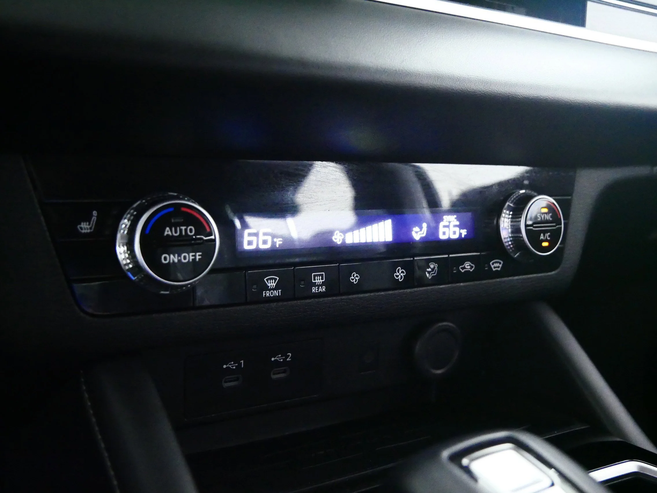 Used 2025 Labrador Black Pearl Mitsubishi SE image 23