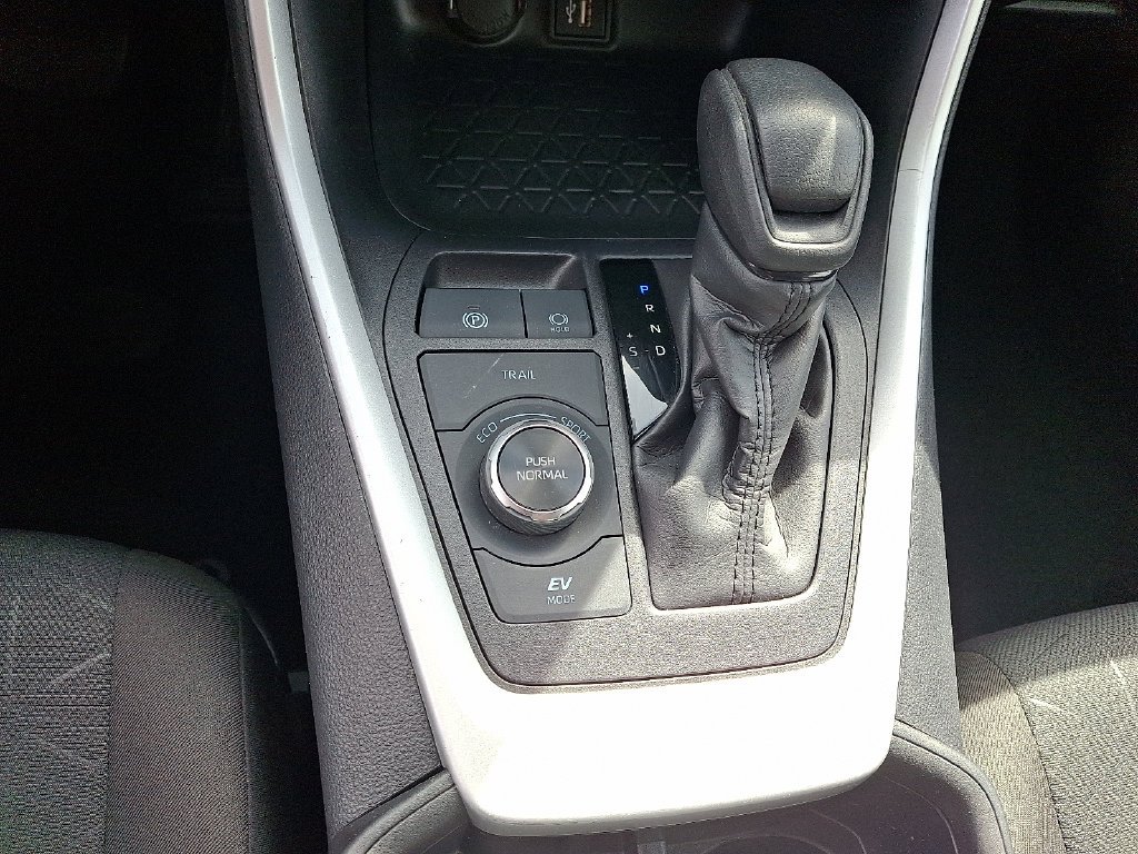 Used 2025 White Toyota XLE image 16