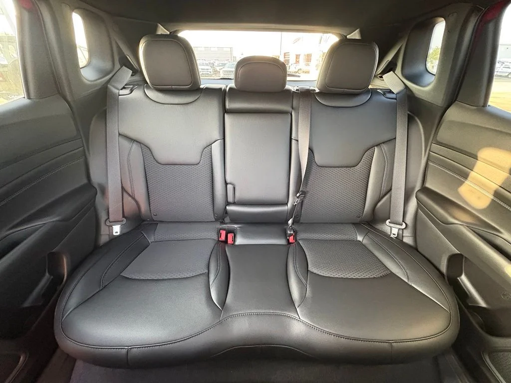 New 2026 Red Hot Pearl-Coat Exterior Paint Jeep Latitude image 29