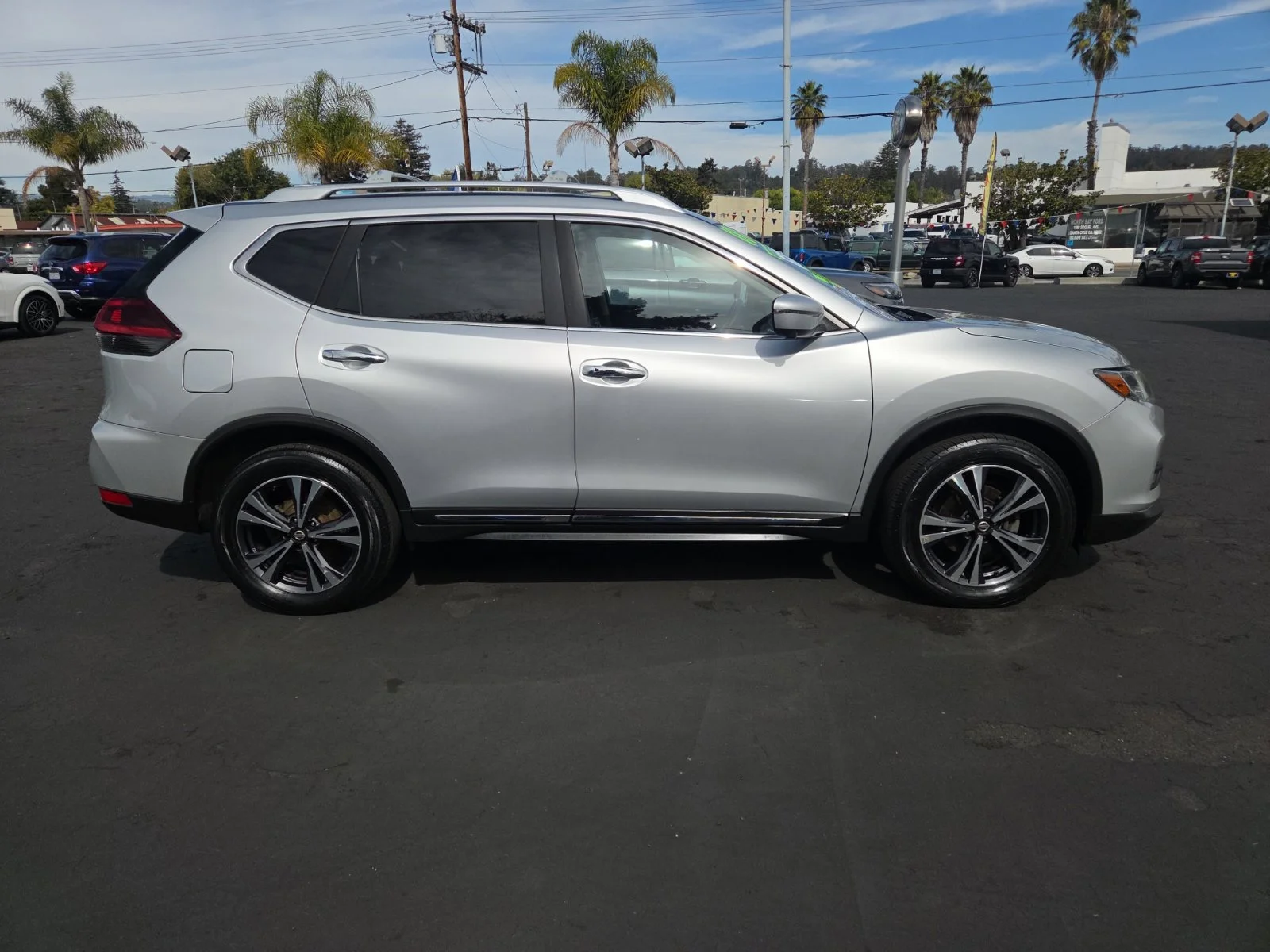 Certified Used 2018 Brilliant Silver Nissan SL image 3