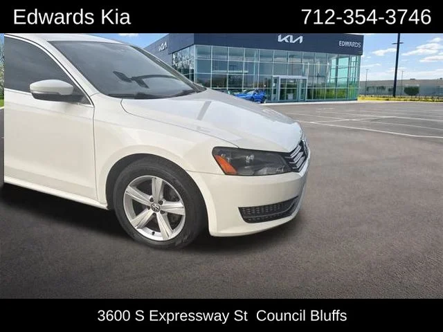 Used 2013 White Volkswagen 2.5 SE image 1