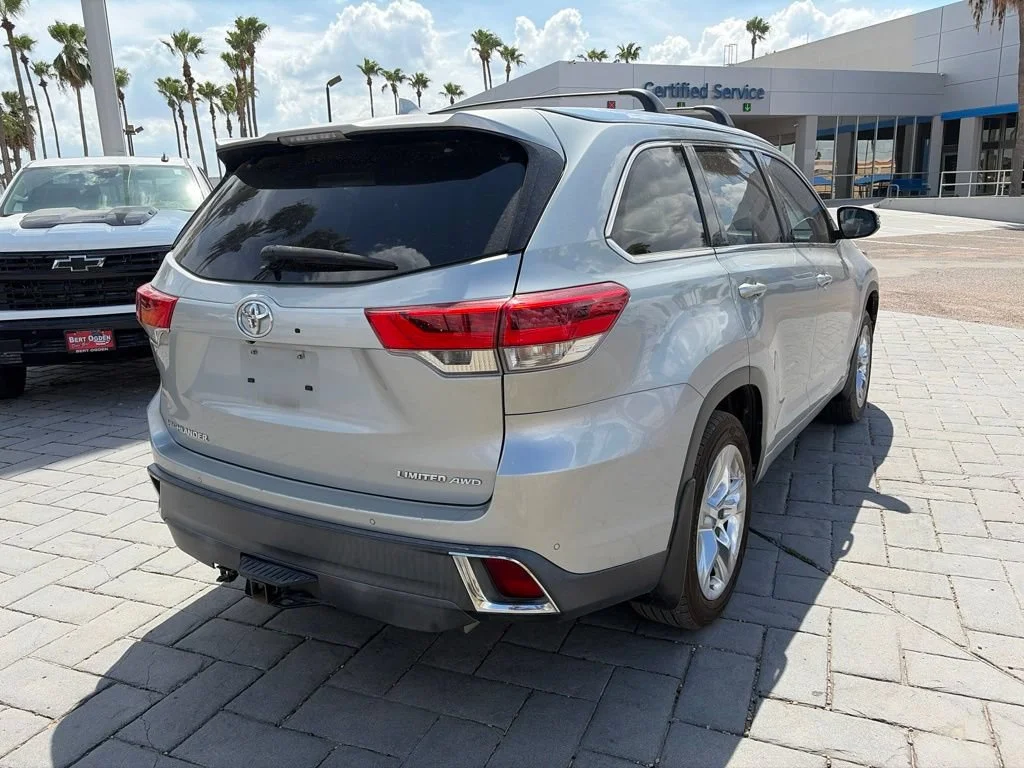 Used 2019  Toyota Limited image 4
