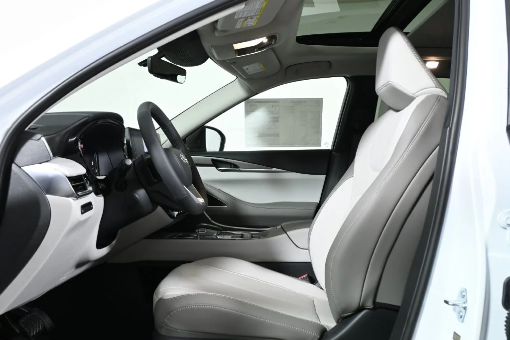 New 2027 White INFINITI LUXE image 3