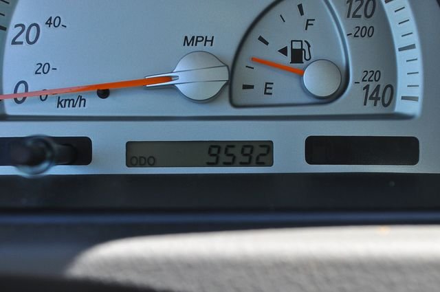 Used 2002 White Toyota SE image 28