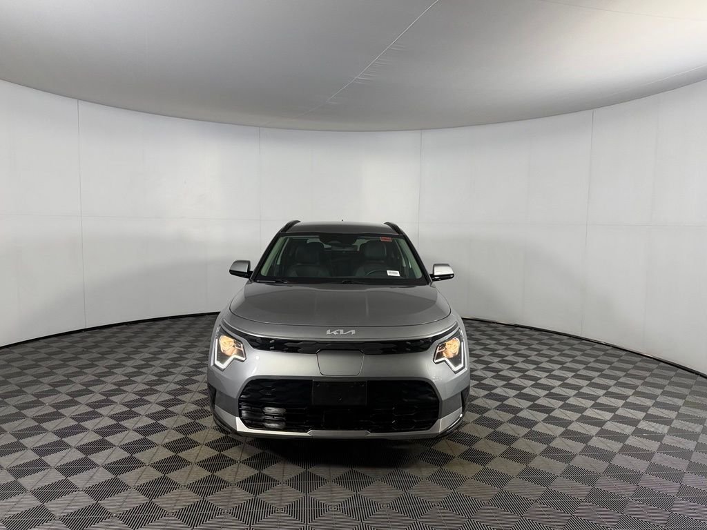 Used 2025 Gray Kia Wind image 3