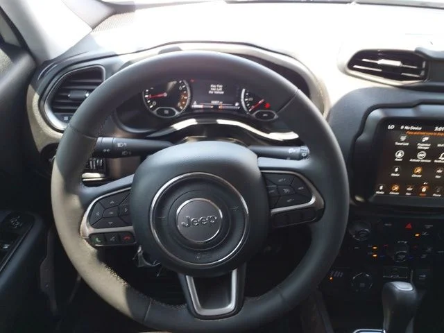 Used 2022 White Jeep Latitude image 8
