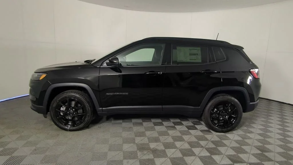 New 2026 Diamond Black Crystal Pearl-Coat Exterior Paint Jeep Latitude Altitude image 8