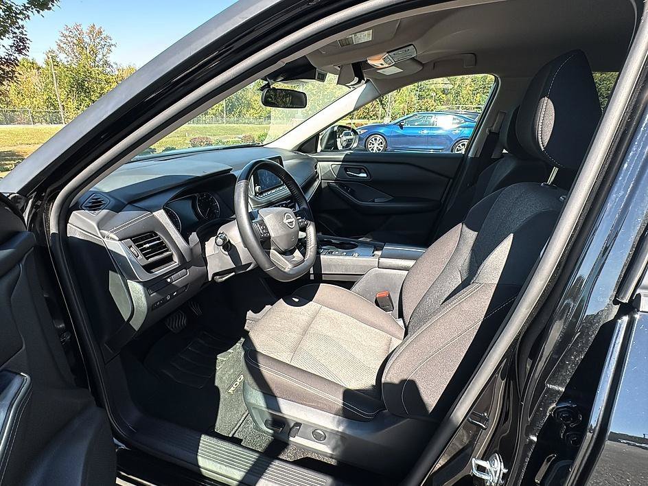 Used 2025 Super Black Nissan SV image 13