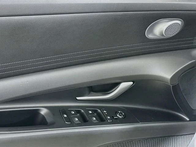 New 2026 Hyundai ELANTRA SE
