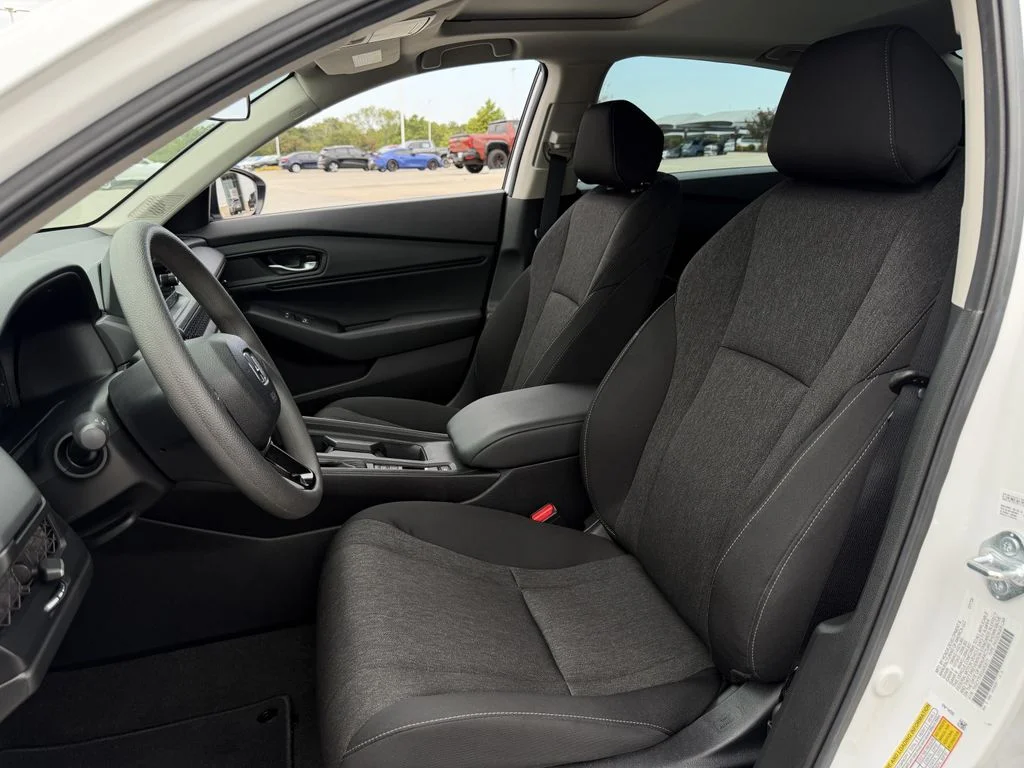 Used 2025 White Honda SE image 22
