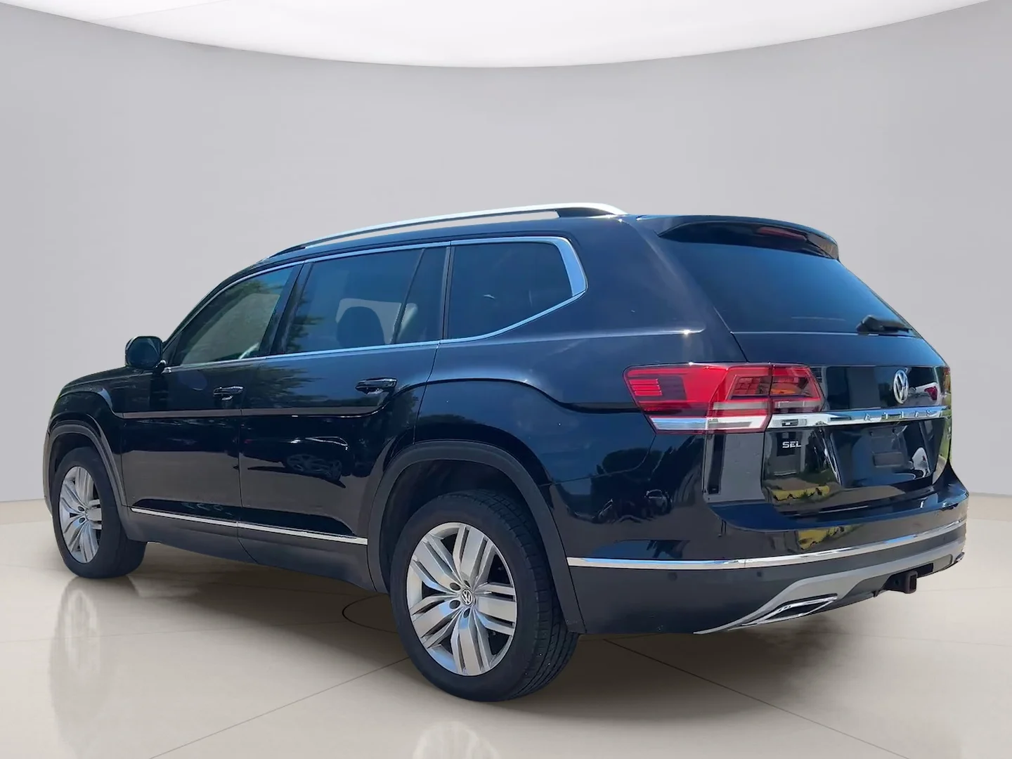 Used 2018 Black Volkswagon SEL PREMIUM image 3