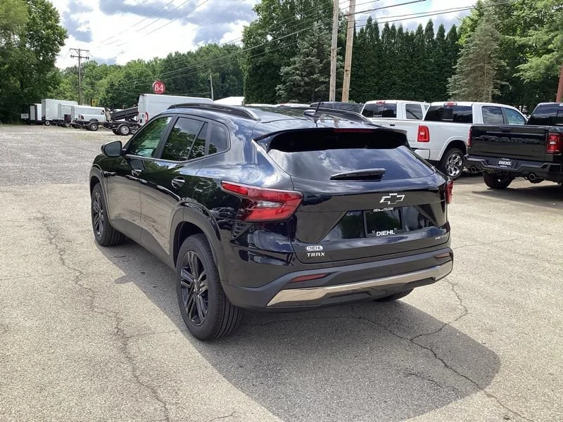 New 2026 Mosaic Black Metallic Chevrolet ACTIV image 5