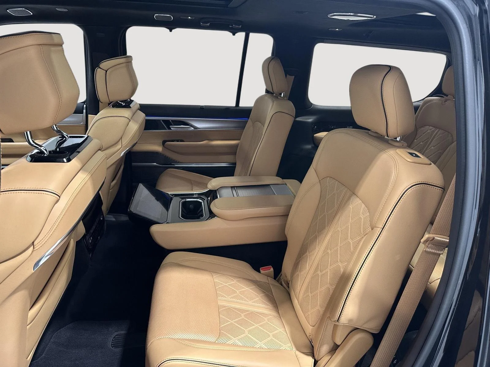 Used 2022 Diamond Black Crystal Pearl Jeep Series III image 25