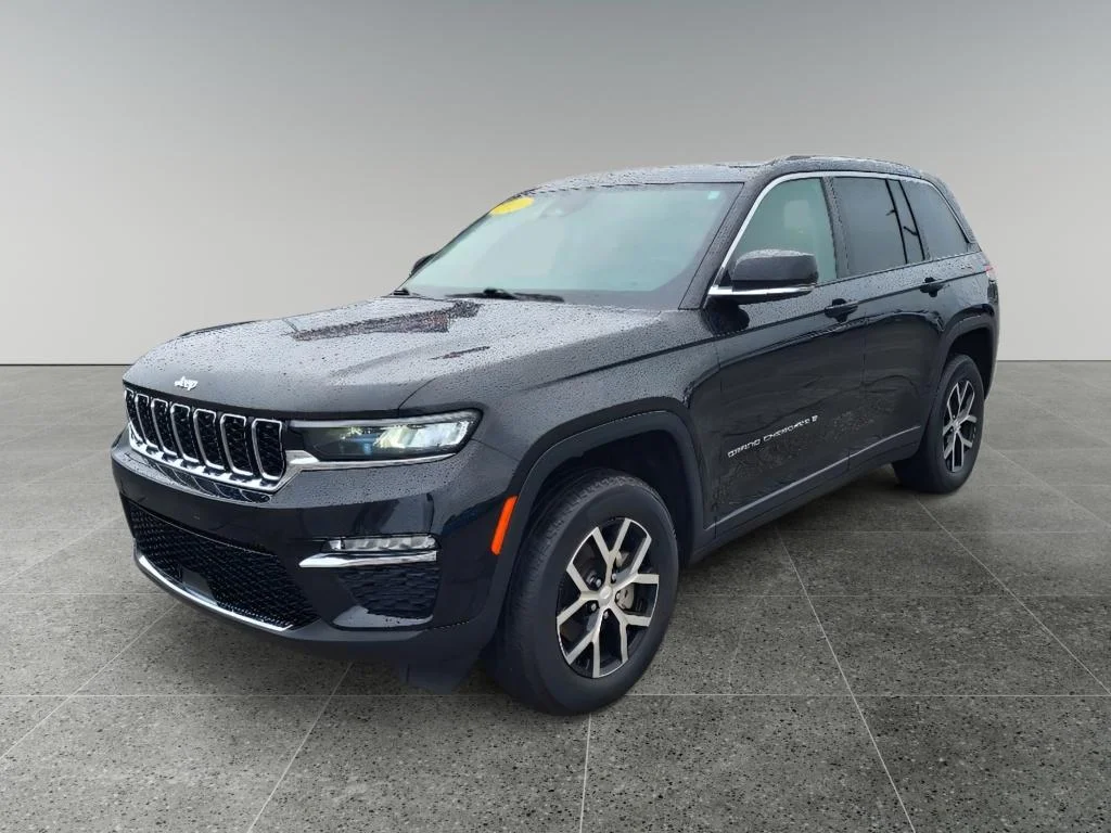 Used 2023 Diamond Black Crystal Pearlcoat Jeep Limited image 1
