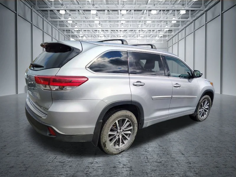 Used 2018 Silver Toyota XLE image 4