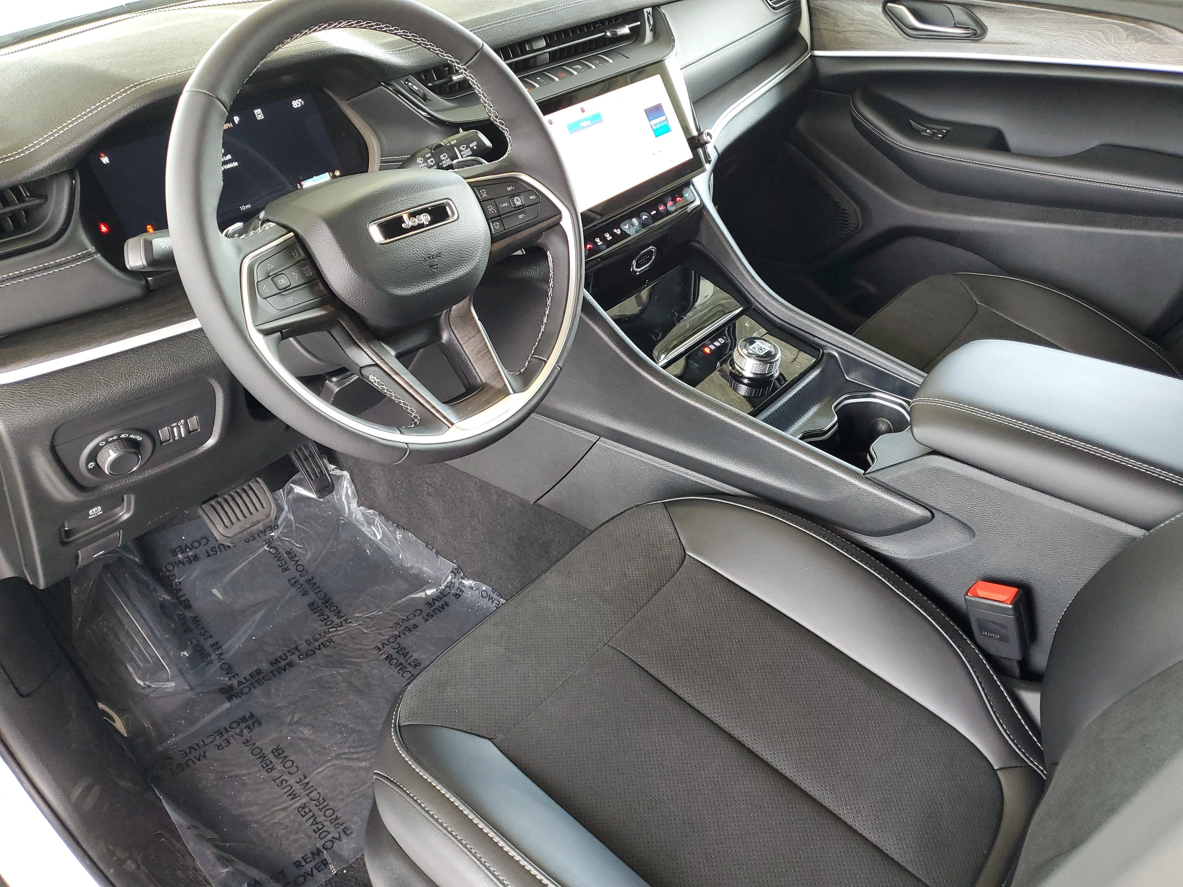 New 2026 Bright White Clear-Coat Exterior Paint Jeep Laredo Altitude image 15