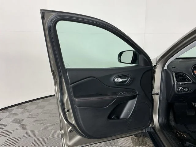 Used 2020 Light Brownstone Pearlcoat Jeep Trailhawk image 12