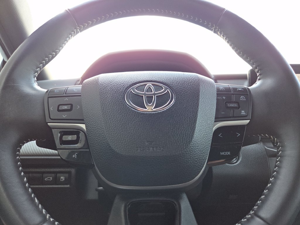 Used 2025  Toyota SE image 22