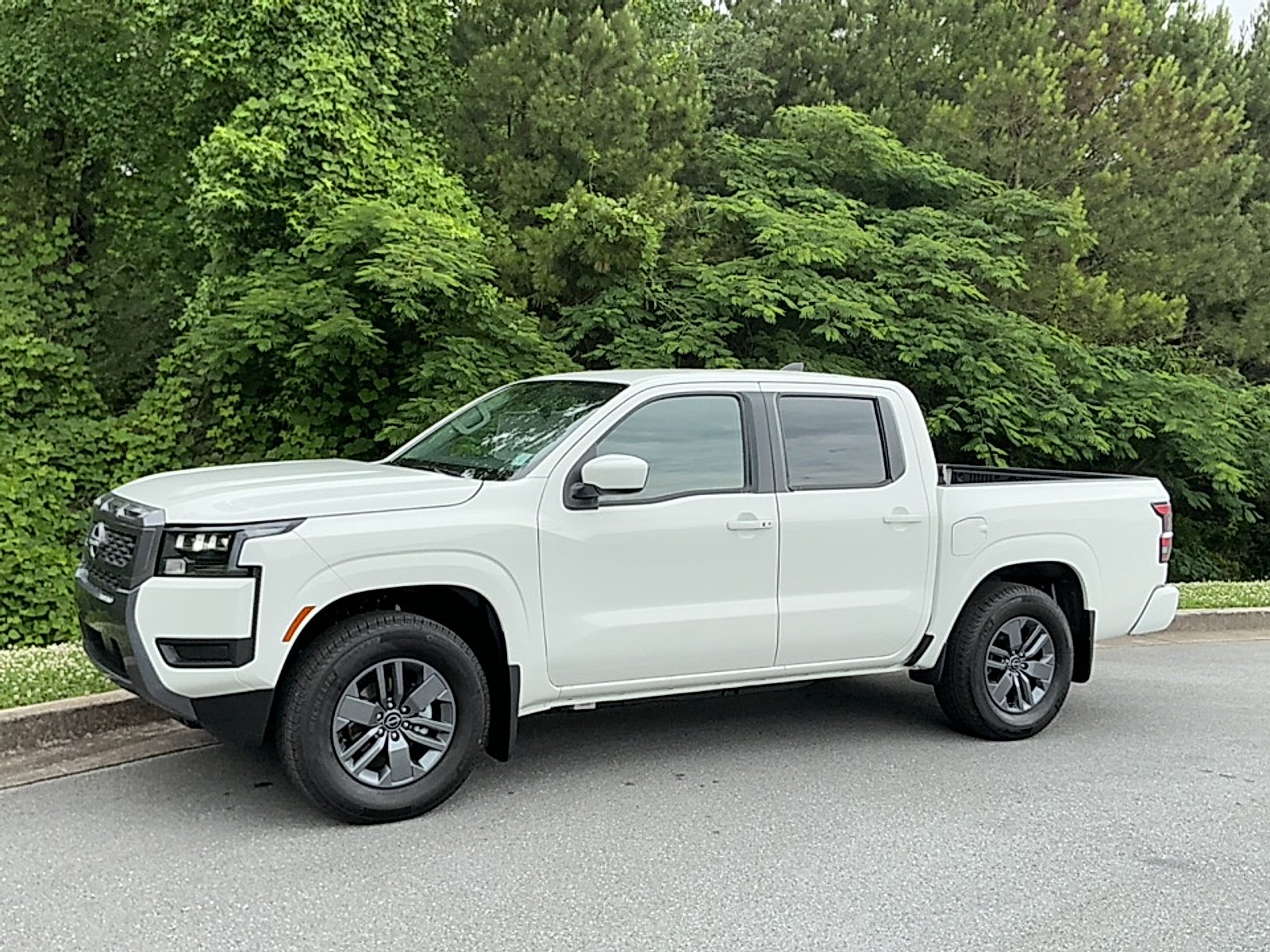 New 2026 Glacier White Nissan SV image 4