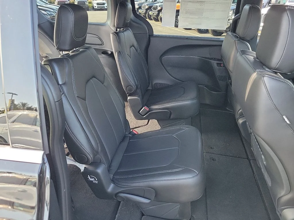 2025 Chrysler Voyager LX - Photo 16