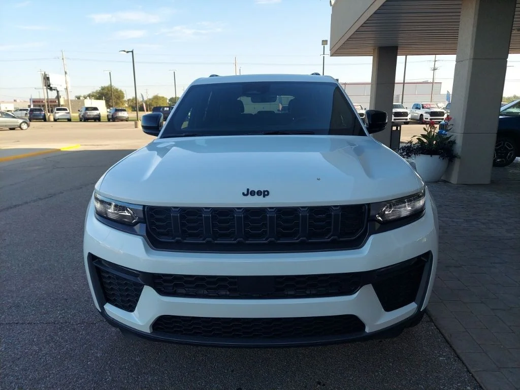 New 2026 Bright White Clear-Coat Exterior Paint Jeep Limited image 2