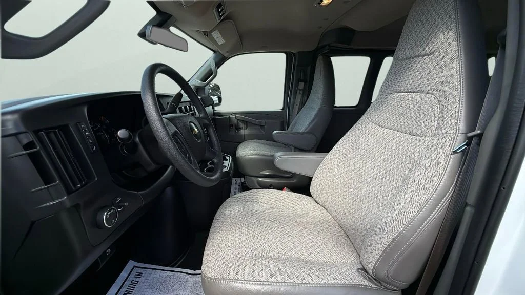 Used 2025 Summit White Chevrolet 1LT image 17
