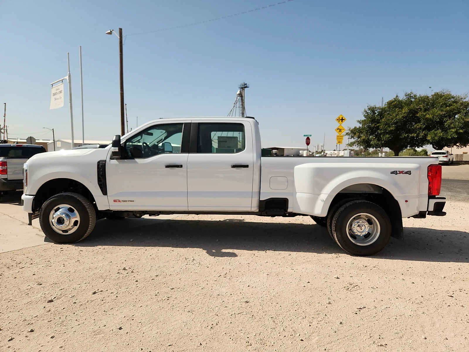 New 2027 Oxford White Ford XL image 4