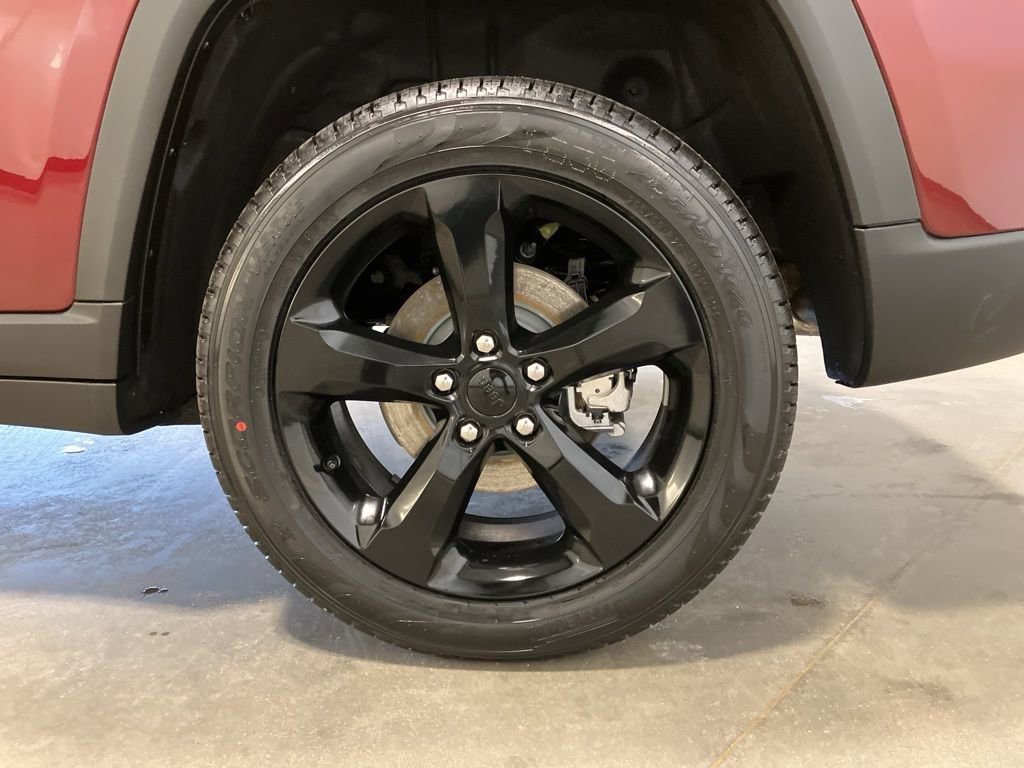 New 2026 Velvet Red Pearl-Coat Exterior Paint Jeep Limited image 24