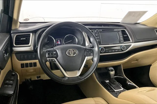 Used 2015 White Toyota XLE V6 image 4