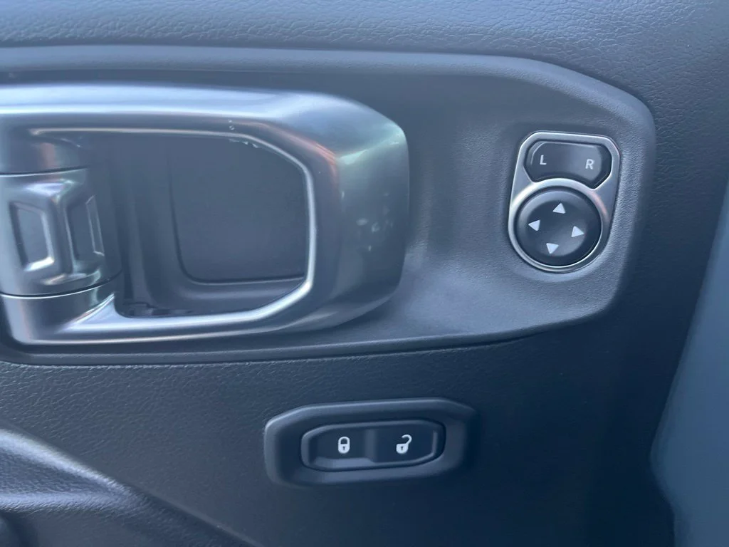 Used 2025 Anvil Clearcoat Jeep Sport S image 12