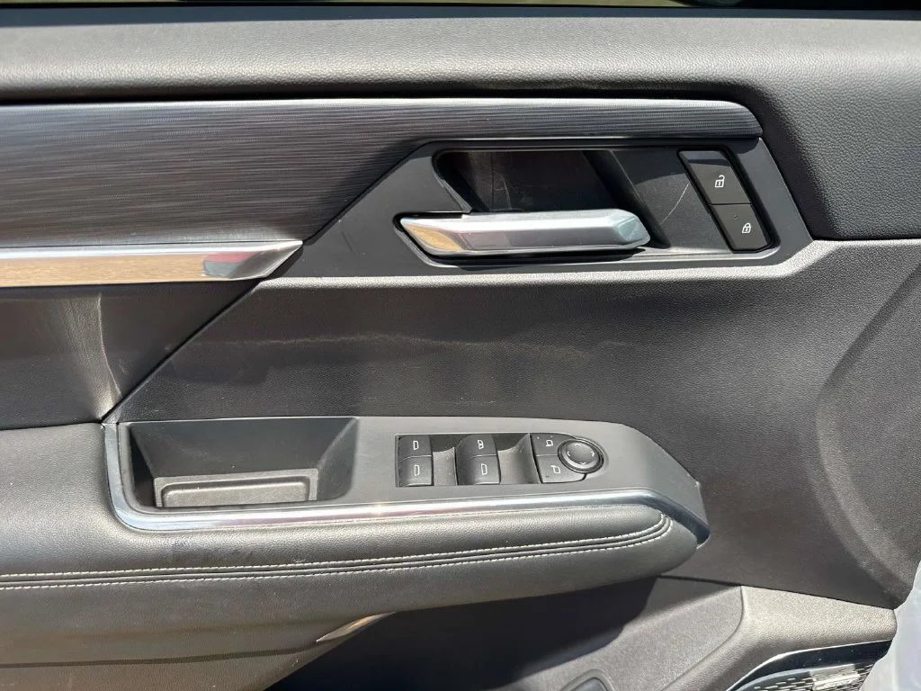 Used 2025 White GMC Elevation image 28