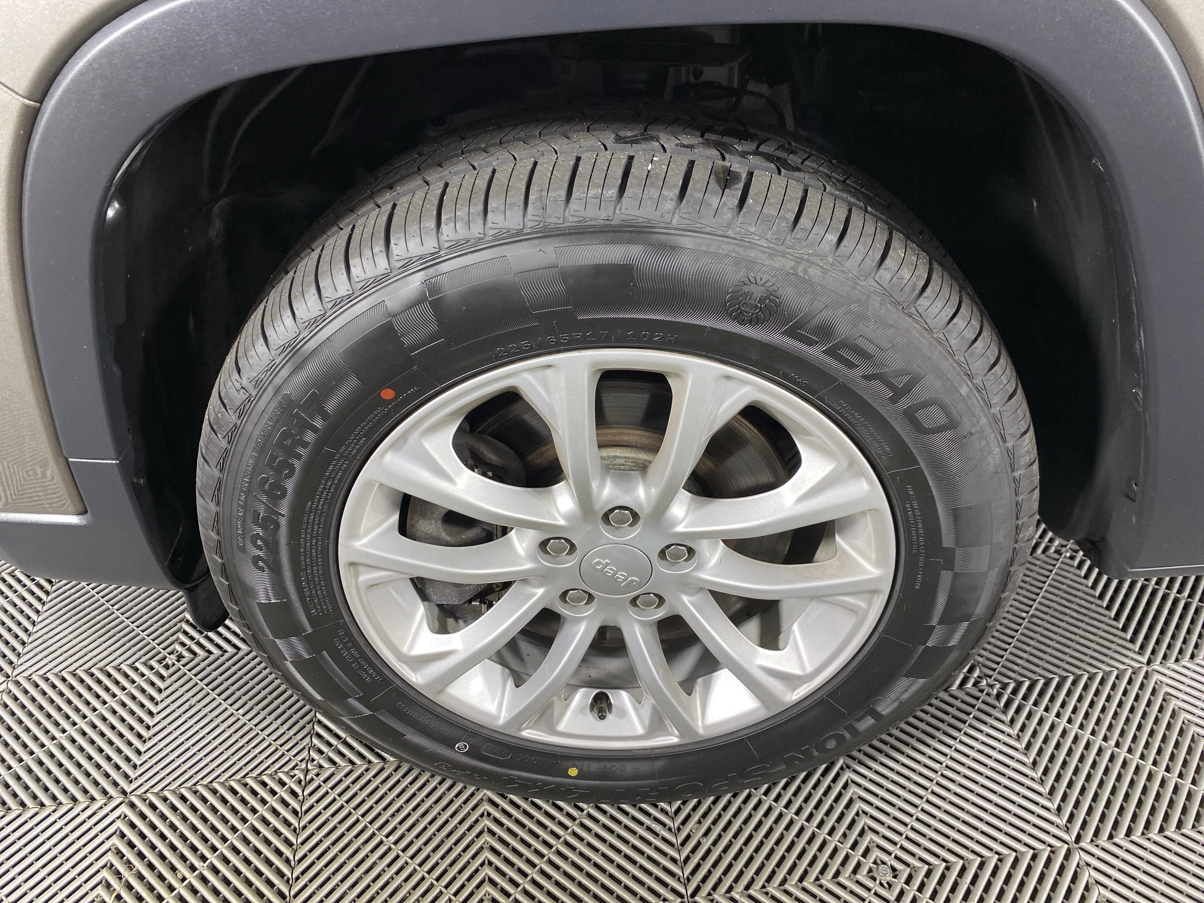 Used 2019 Light Brownstone Pearlcoat Jeep Latitude image 12
