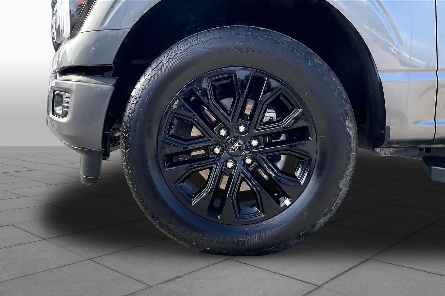 Used 2025 Carbonized Gray Metallic Ford LARIAT image 10