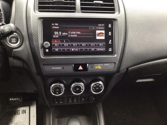 Used 2019 Pearl White Mitsubishi 2.0 SE image 13