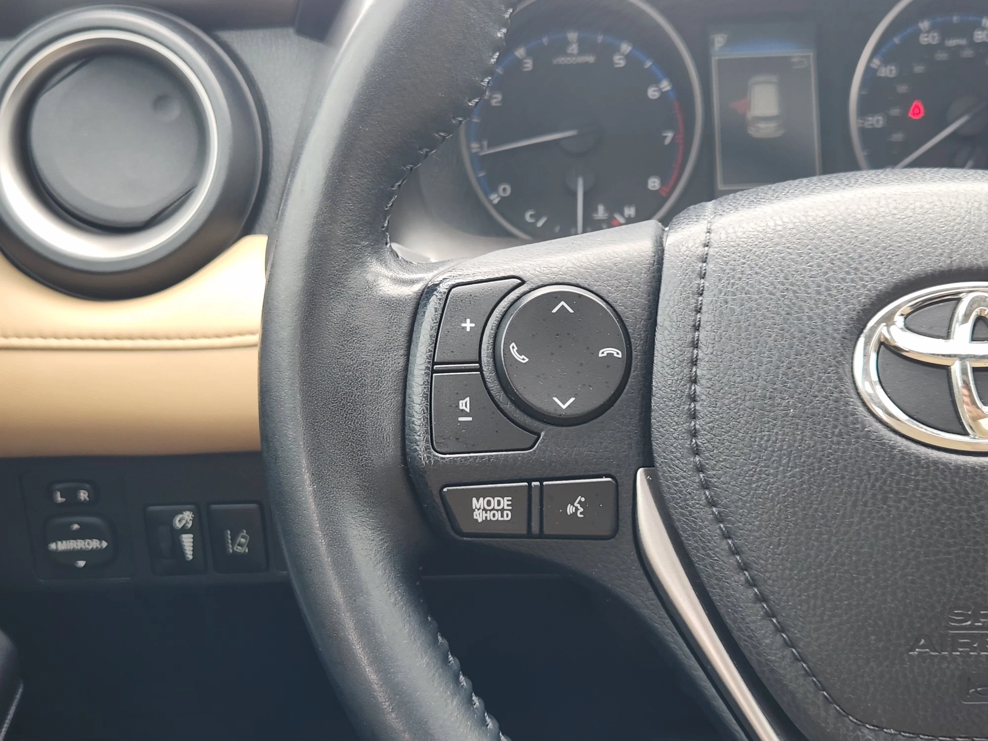 Used 2017  Toyota XLE image 26