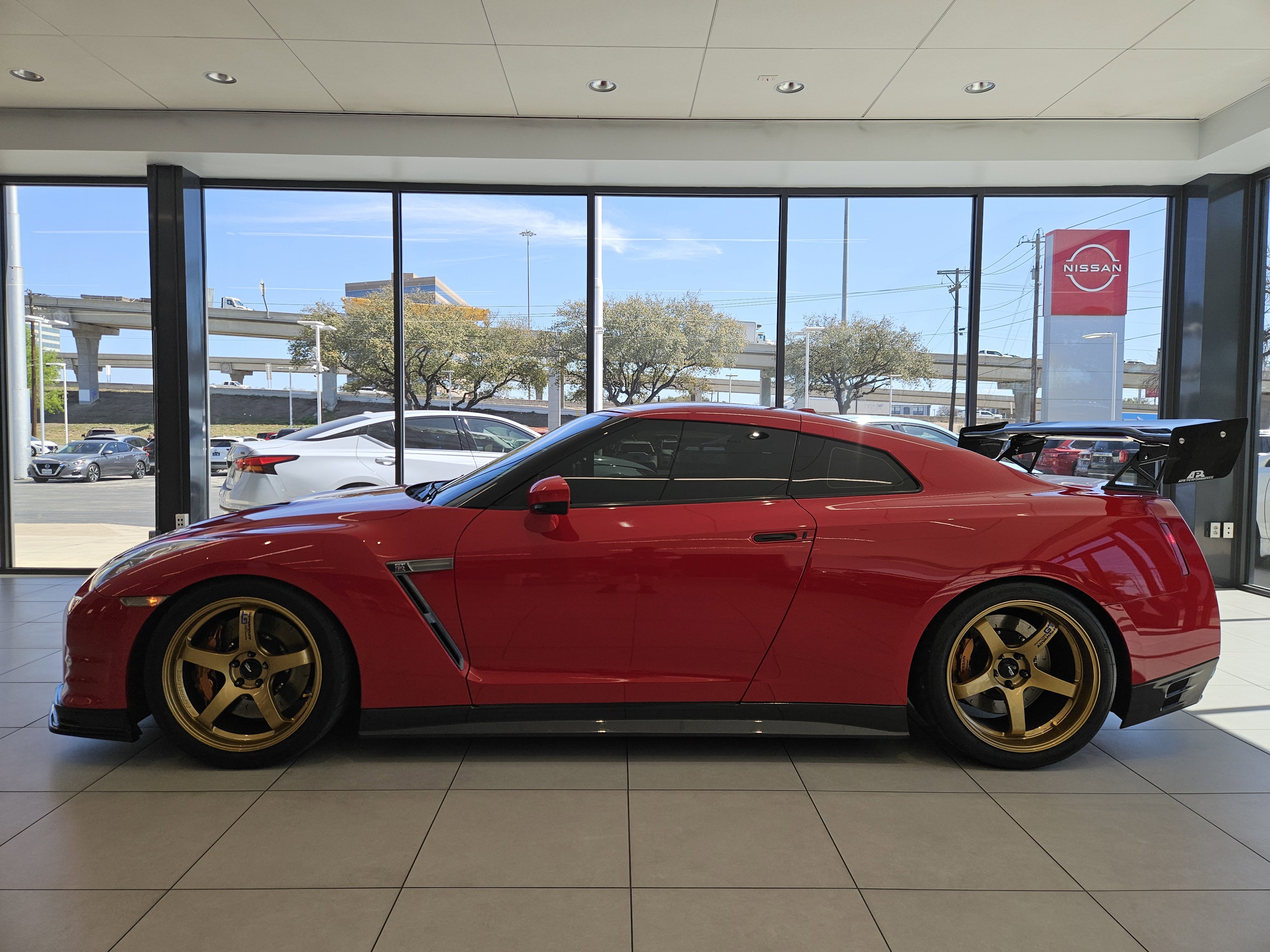 Used 2014  Nissan Premium image 4