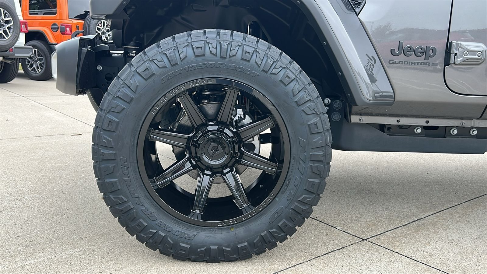 New 2026 Granite Crystal Metallic Clear-Coat Exterior Paint Jeep Sahara image 10