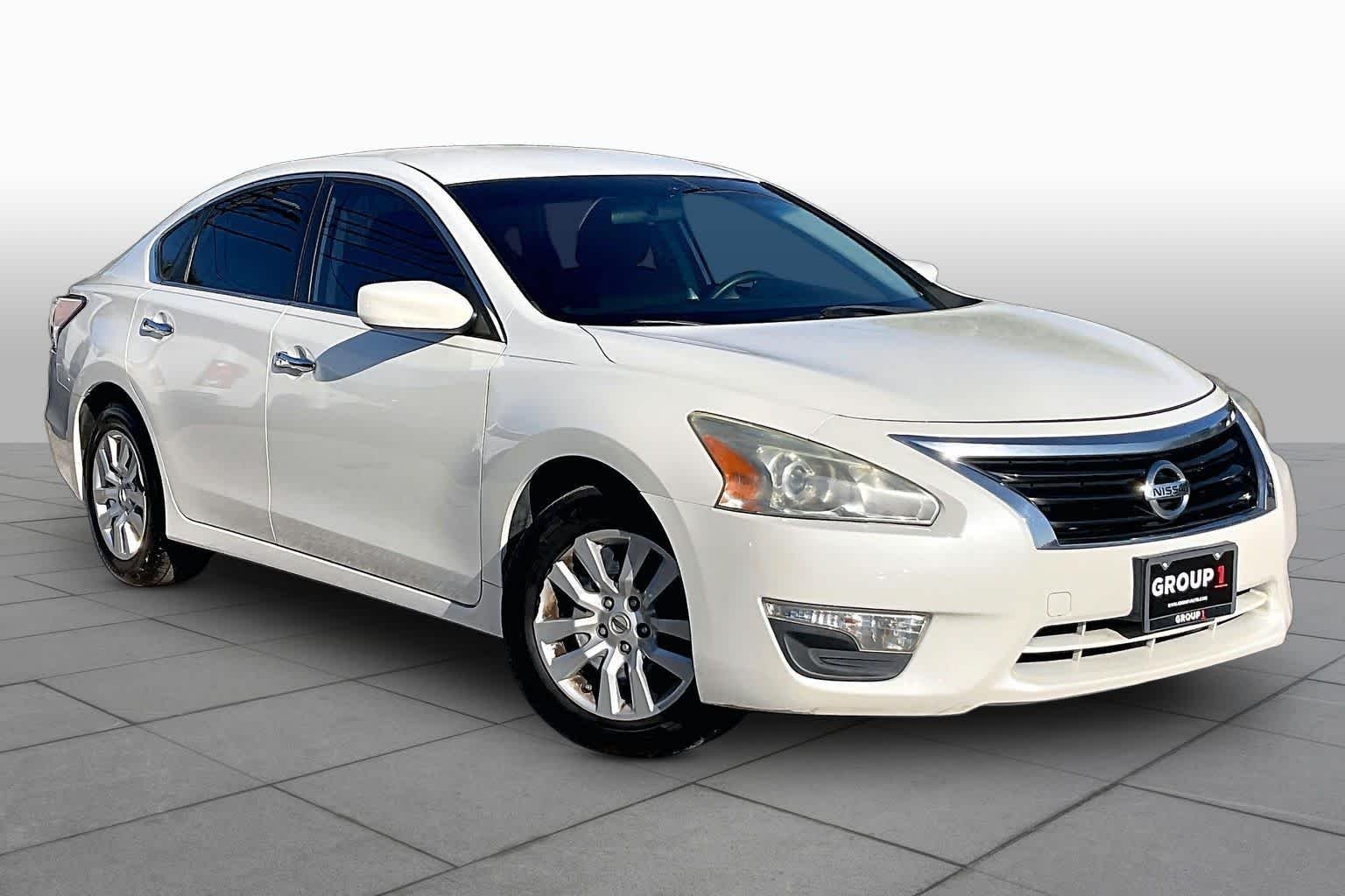 Used 2015 Pearl White Nissan 2.5 S image 3