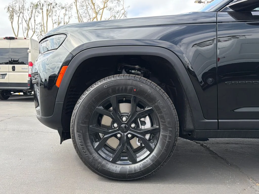 New 2026 Diamond Black Crystal Pearl-Coat Exterior Paint Jeep Altitude image 18
