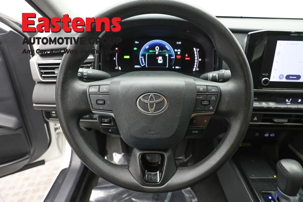 Used 2025 White Toyota LE image 10