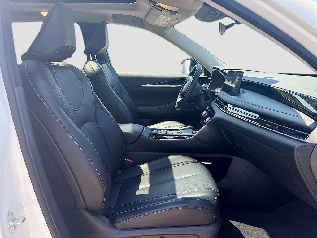 Used 2025 Glacier White INFINITI PURE image 29