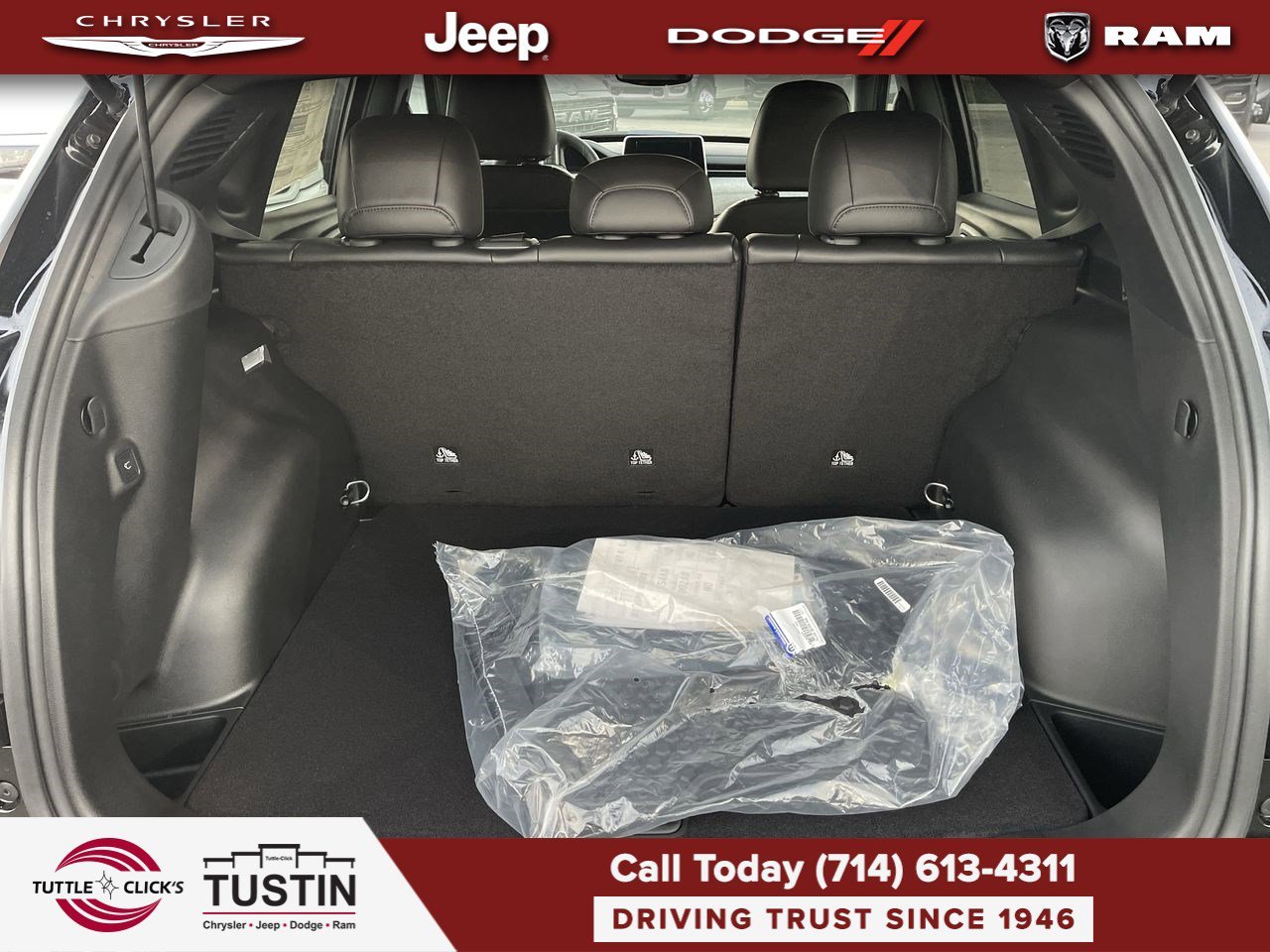 New 2026 Diamond Black Crystal Pearl-Coat Exterior Paint Jeep Latitude image 27