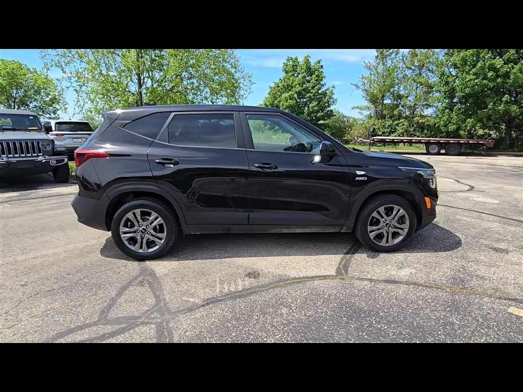 Used 2022 Black Kia LX image 8