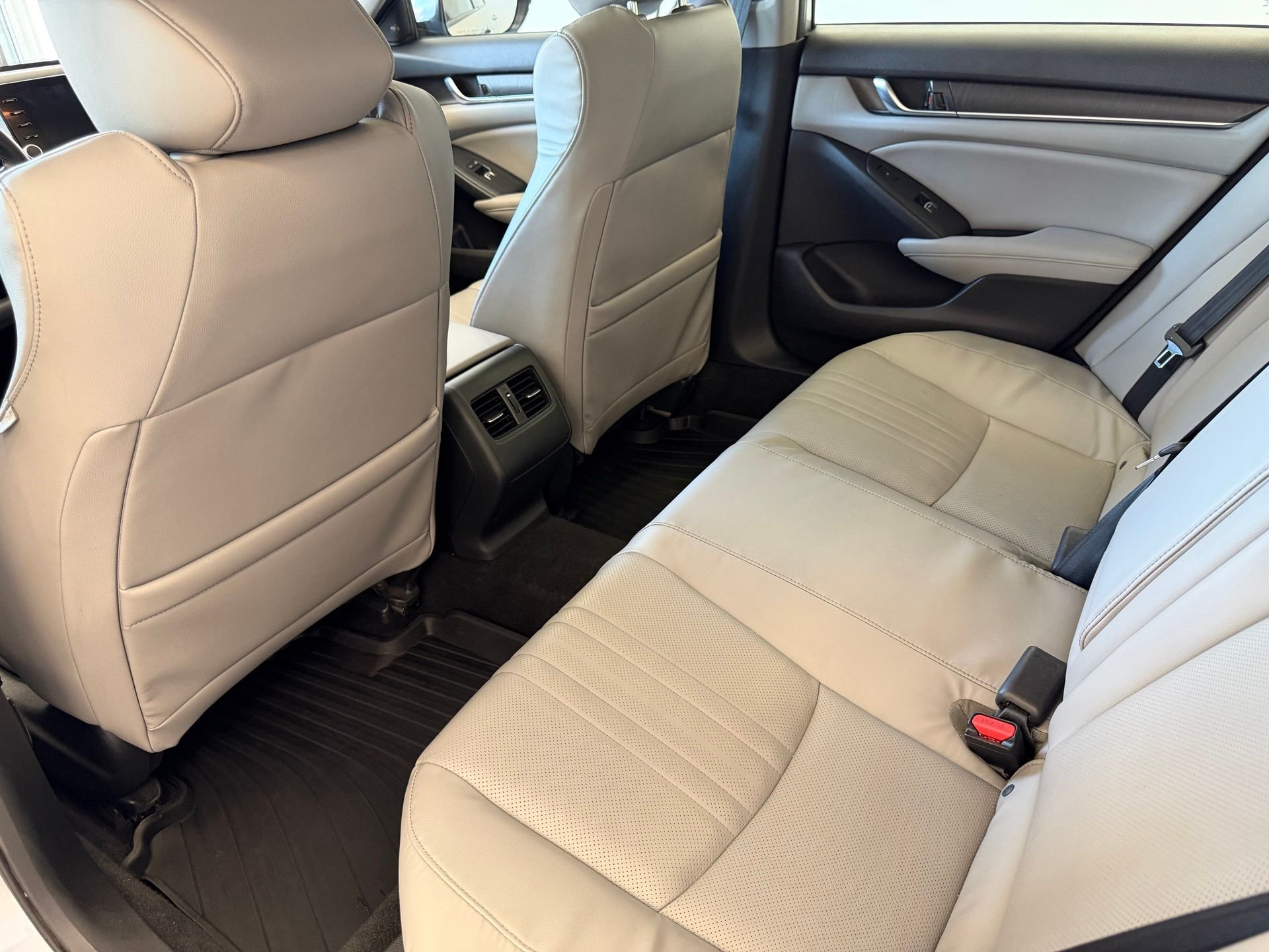 Used 2018 Silver Honda Touring image 30
