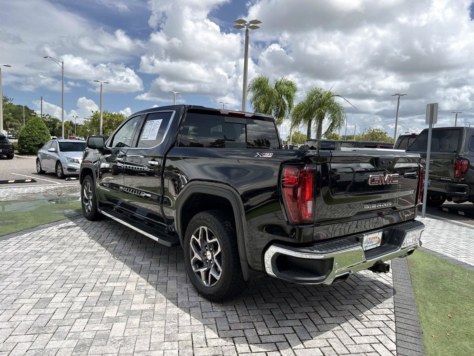 Used 2025 Onyx Black GMC SLT image 4