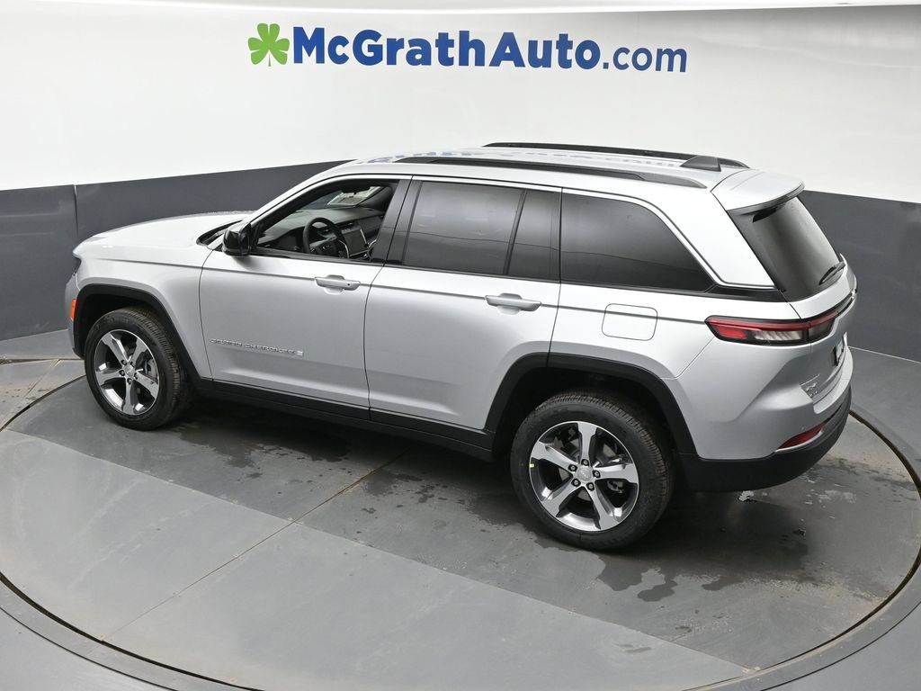 New 2026 Silver Zynith Exterior Paint Jeep Limited image 23