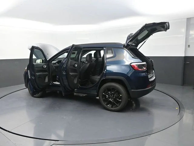 New 2026 Fathom Blue Pearl-Coat Exterior Paint Jeep Latitude image 33