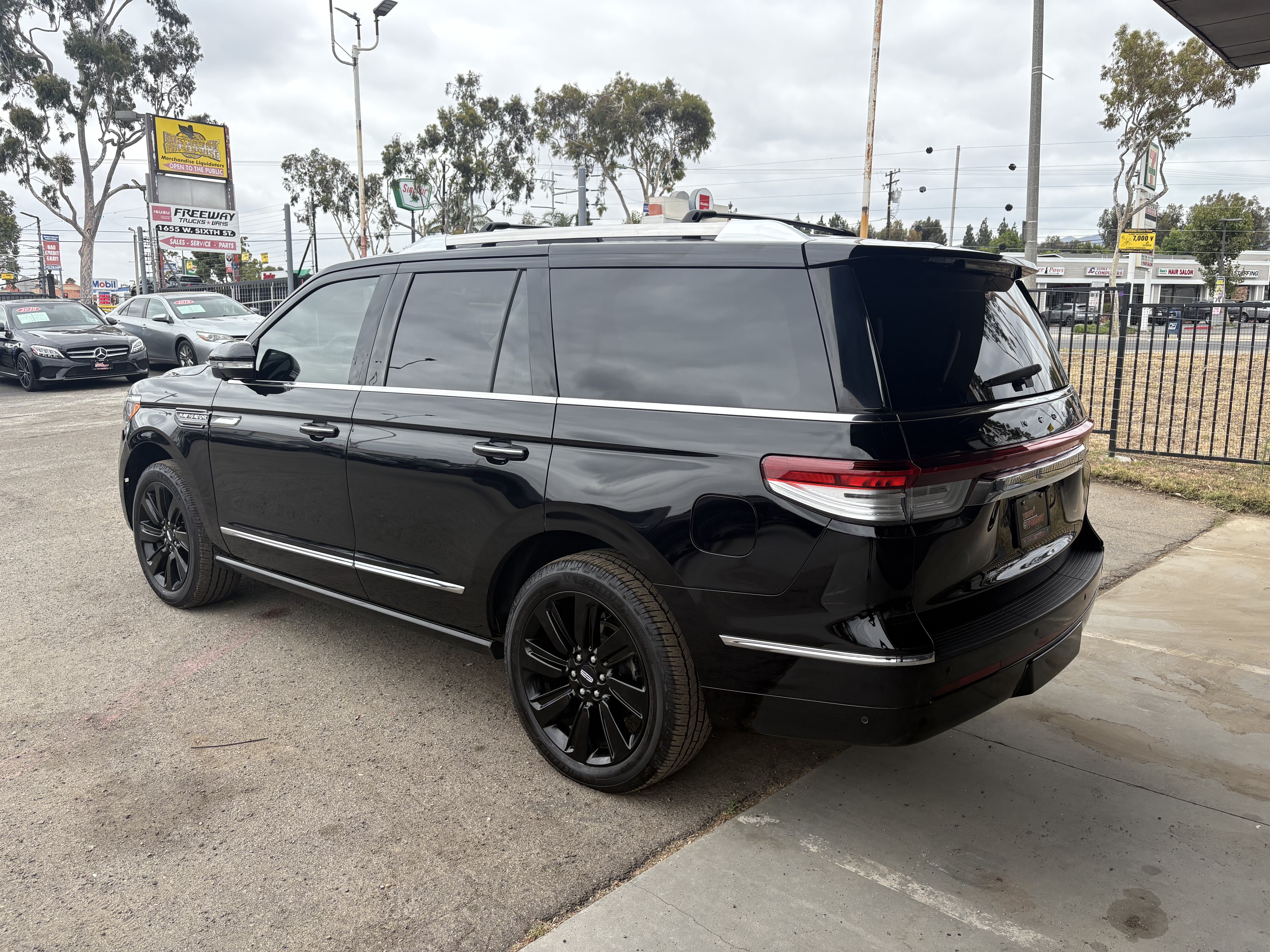 Used 2023 Black Lincoln Reserve image 6