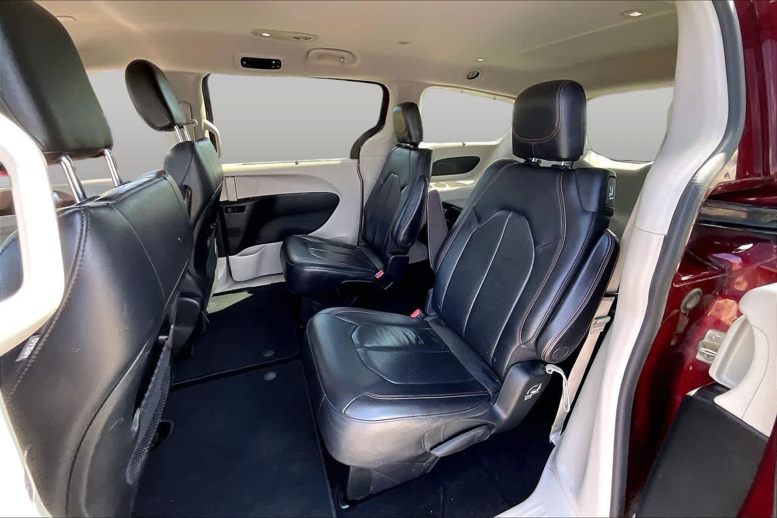 Used 2018 Velvet Red Pearlcoat Chrysler Touring L image 19
