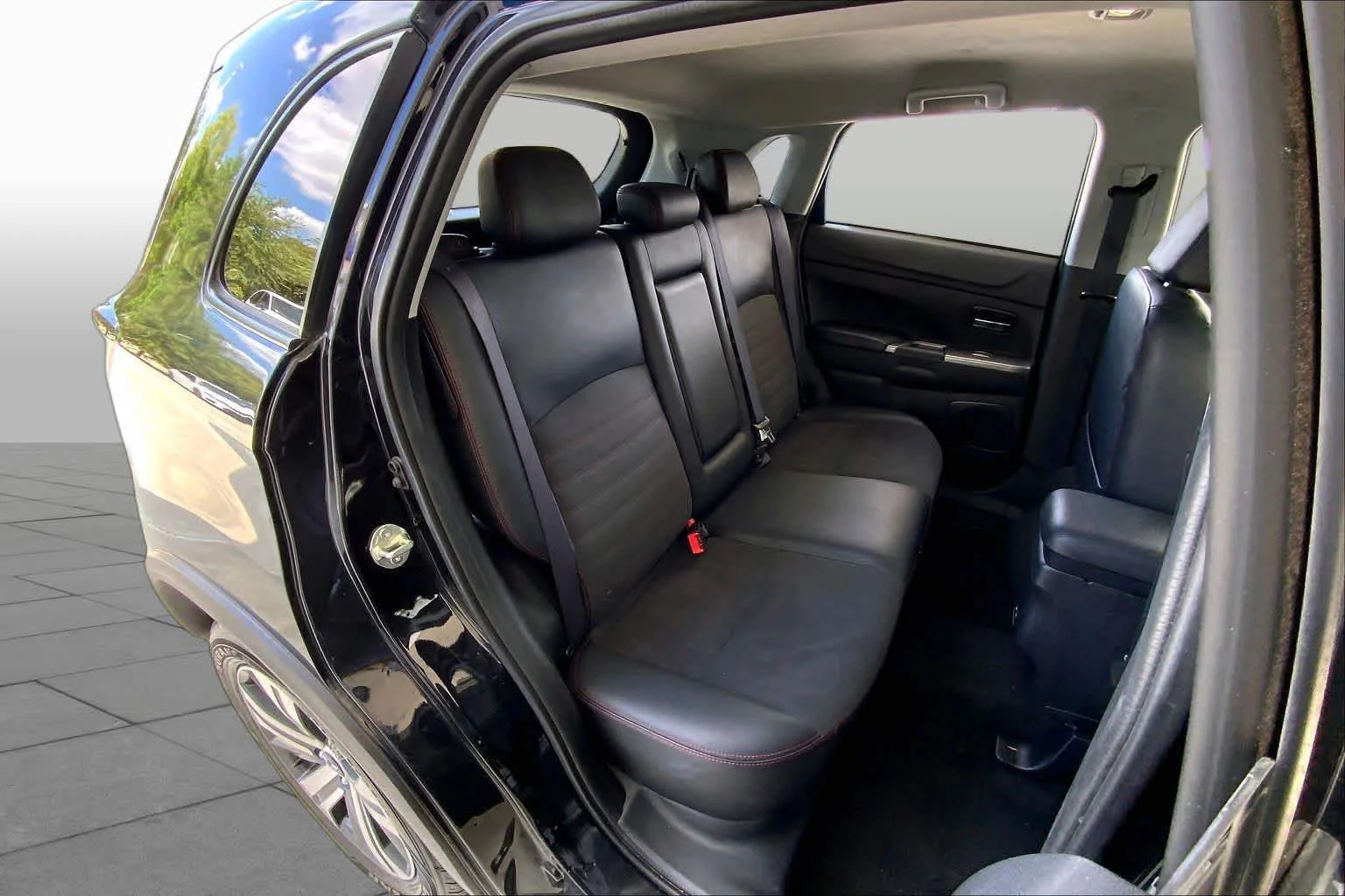 Used 2024 Labrador Black Pearl Mitsubishi SE image 20